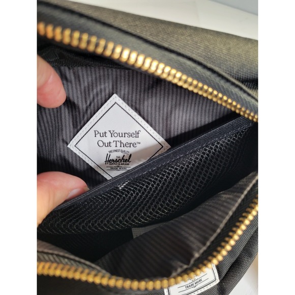 NWT Herschel Supply Hip Pack, Cross Body, Black Waist Hip Pack Zip Pocket Bag - Picture 5 of 9